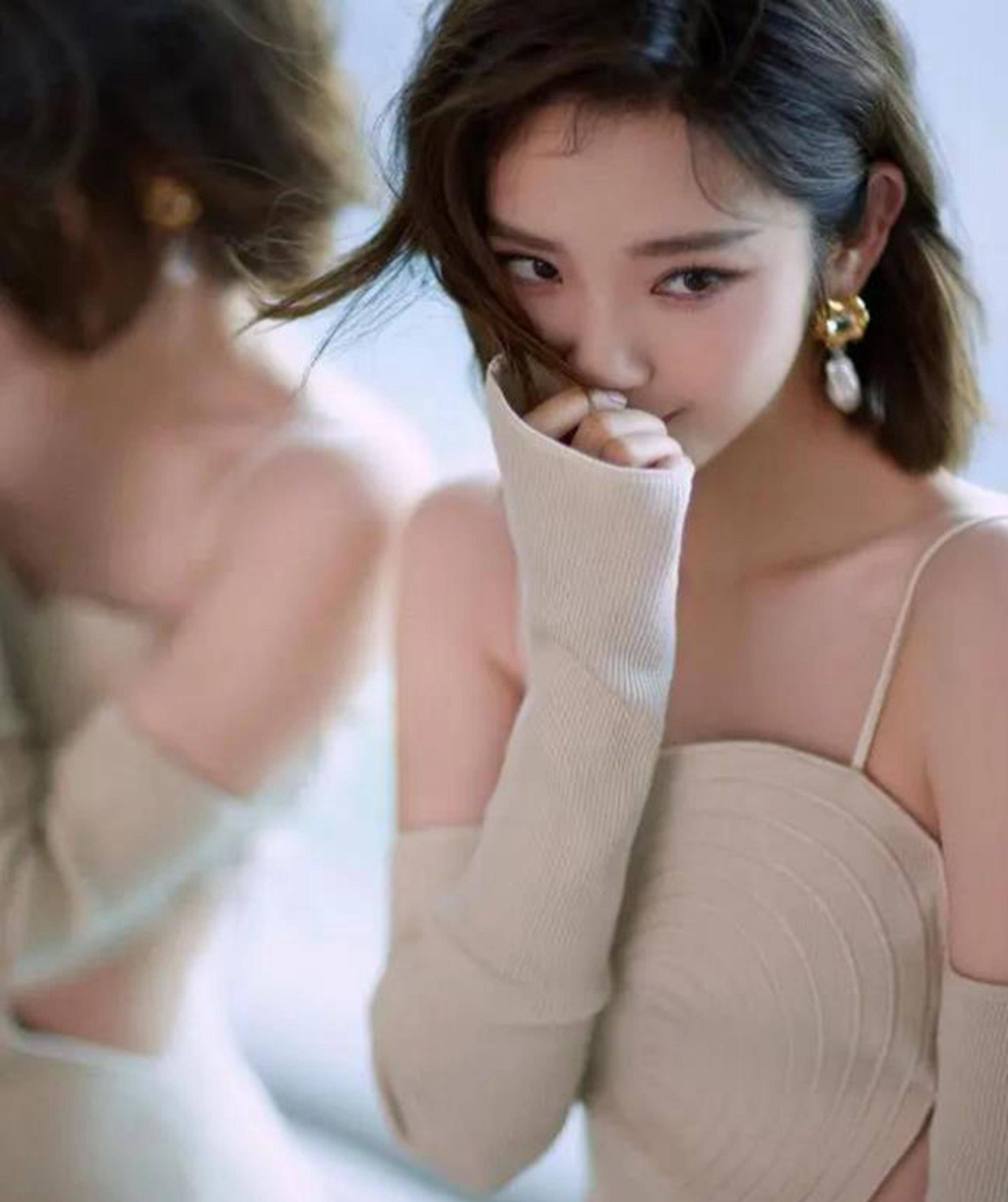 唐艺昕一袭心形吊带裙写真,轻盈曼妙浪漫明媚,明眸红唇精致细腻_造型