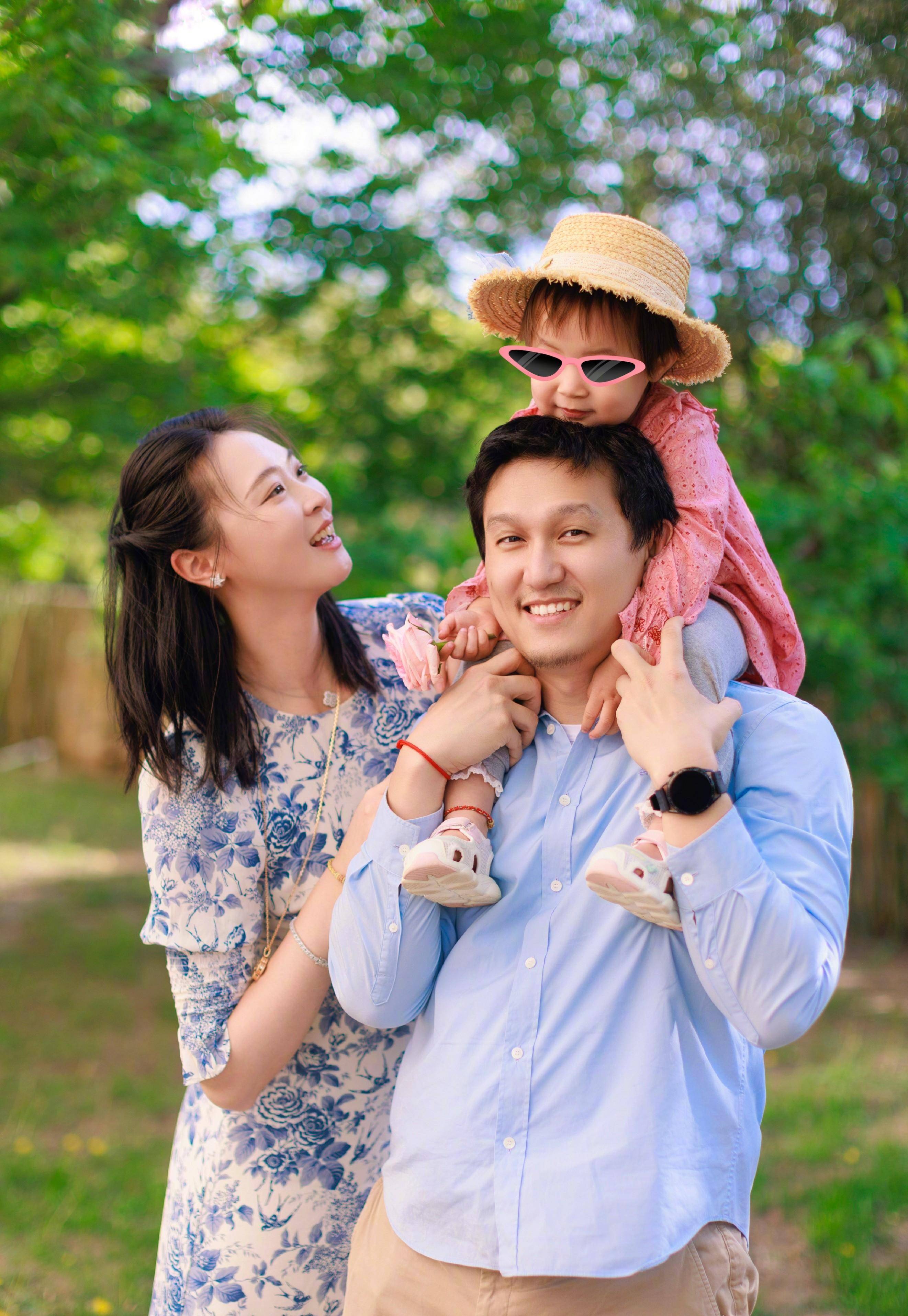 惠若琪身穿蓝白旗袍,一家三口神采奕奕,庆祝结婚5周年_漂亮_开心_公主