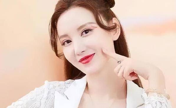 就这样张萌摇身一变成为了耀客传媒的老板娘,此后也是在她老公的帮助