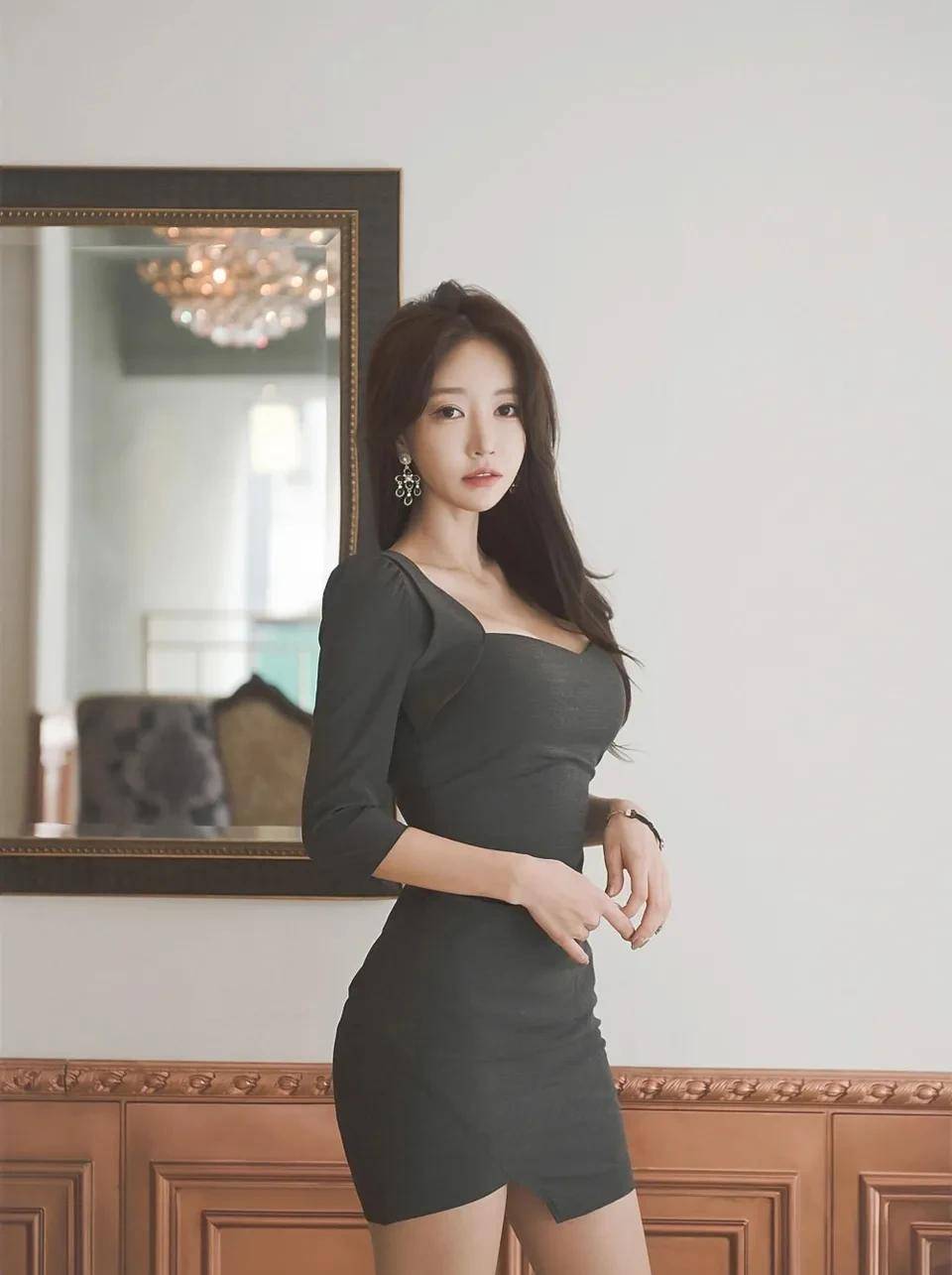 「韩国美女模特郑有贞」摩纳哥耸肩七分袖收腰层次裙,落落大方