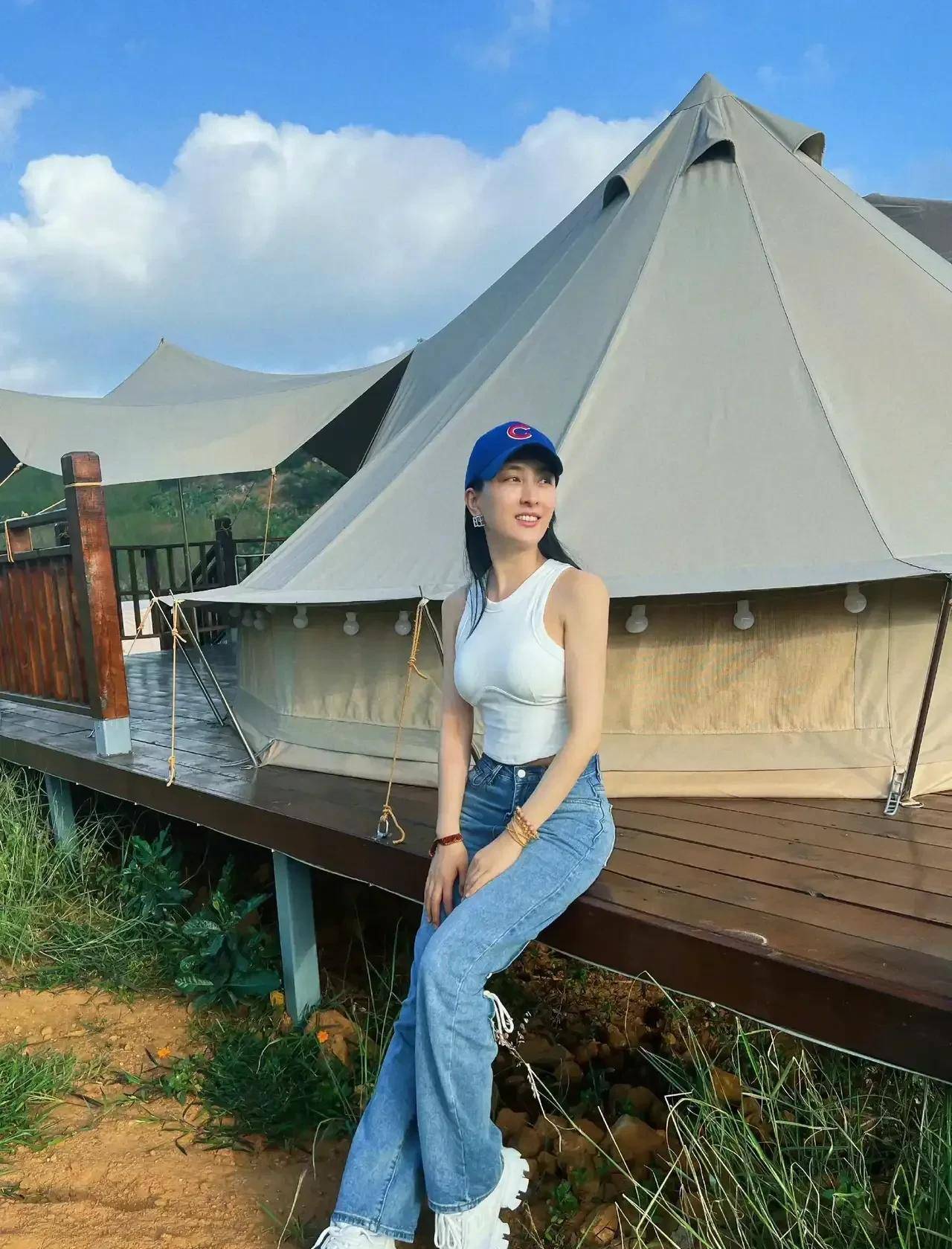 马苏穿背带裙大秀事业线,身材前凸后翘,窄腰翘臀背影真窈窕!