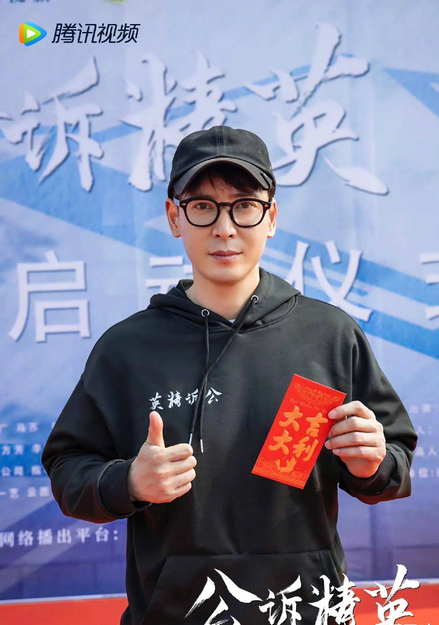 42岁韩栋室外吞云吐雾,边打电话边吐痰,一脸愁容_热度_转型_明星