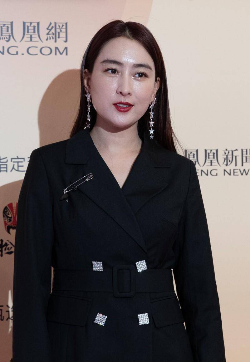 马苏街拍北京,白色衬衣牛仔裤休闲大气,济宁摄影文学写作教案_传奇