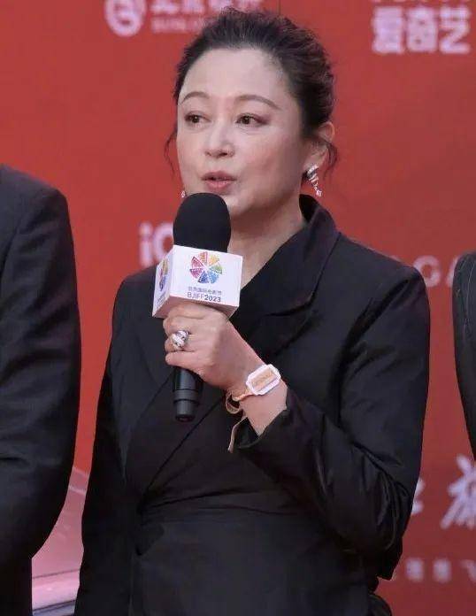 看着她54岁的状态,总觉得有些憔悴,不像某些"冻龄"女星,看得出自然的