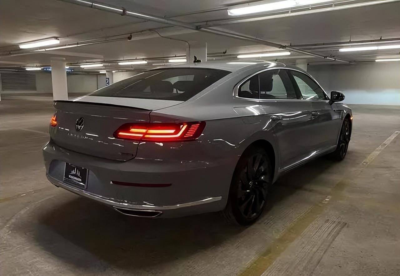 全新的大众cc定位更加的年轻化,新车的前脸采用分层式进气格栅,其中