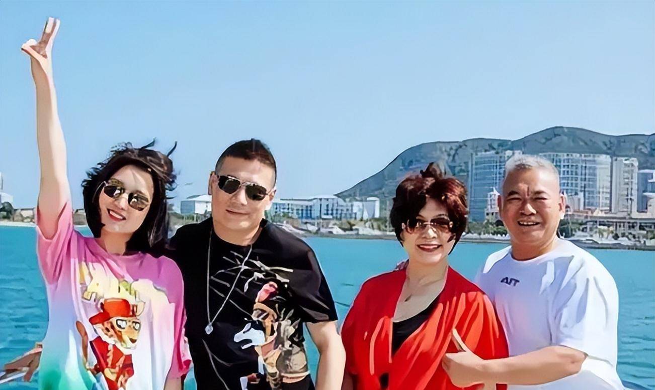 歌手白雪:38岁分手后,二婚再嫁小8岁老公,如今事业爱情两头旺_父亲