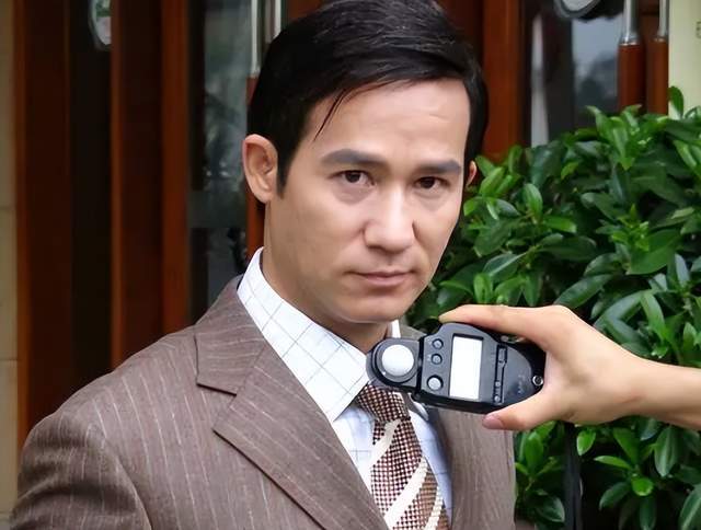 需要强调的是,李子雄跟梁朝伟,周星驰,吴镇宇和欧阳震华是tvb同期训练