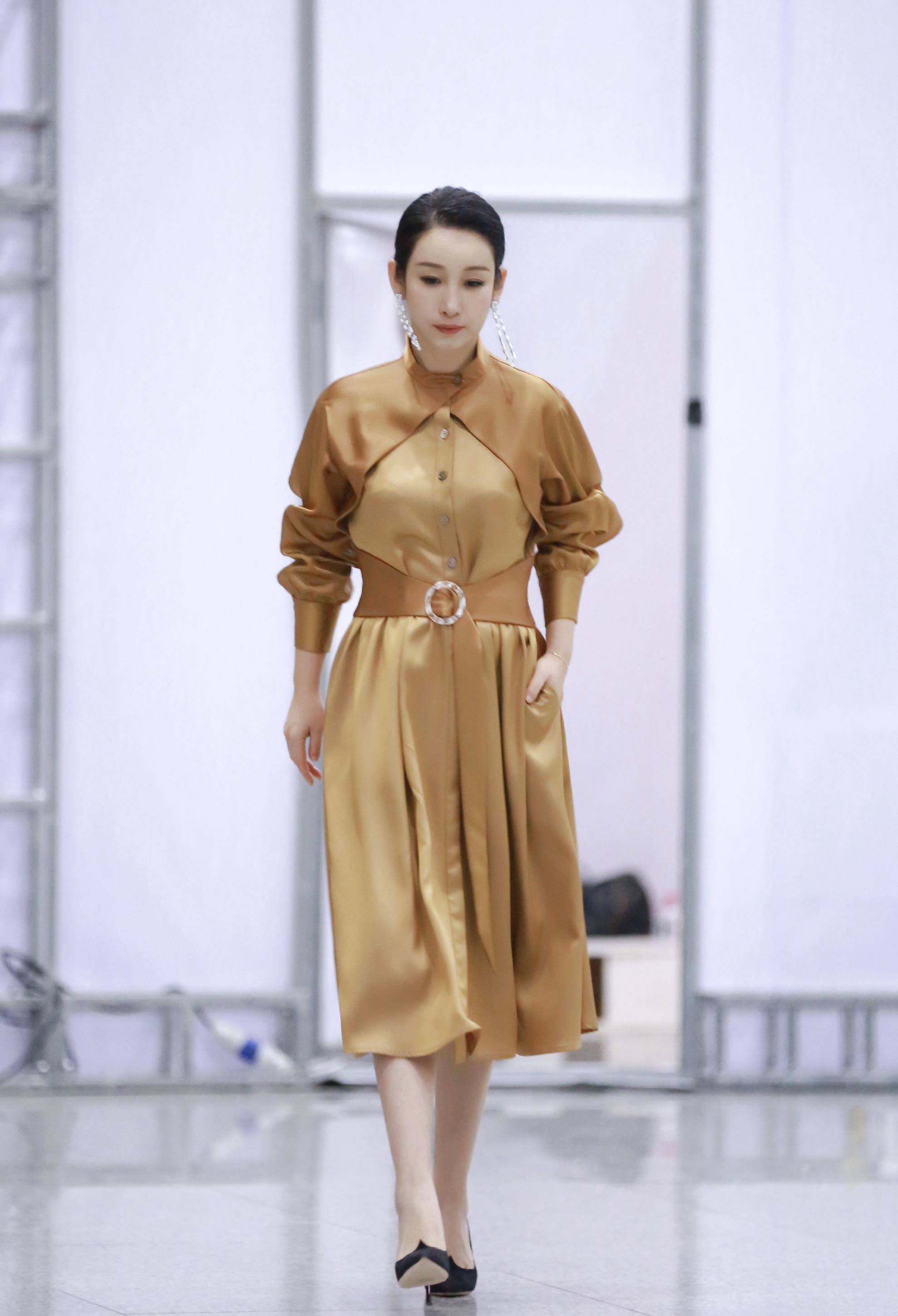 即将毕业时,陈果找到了秦海璐,邀请她出演电影《榴莲飘飘》.