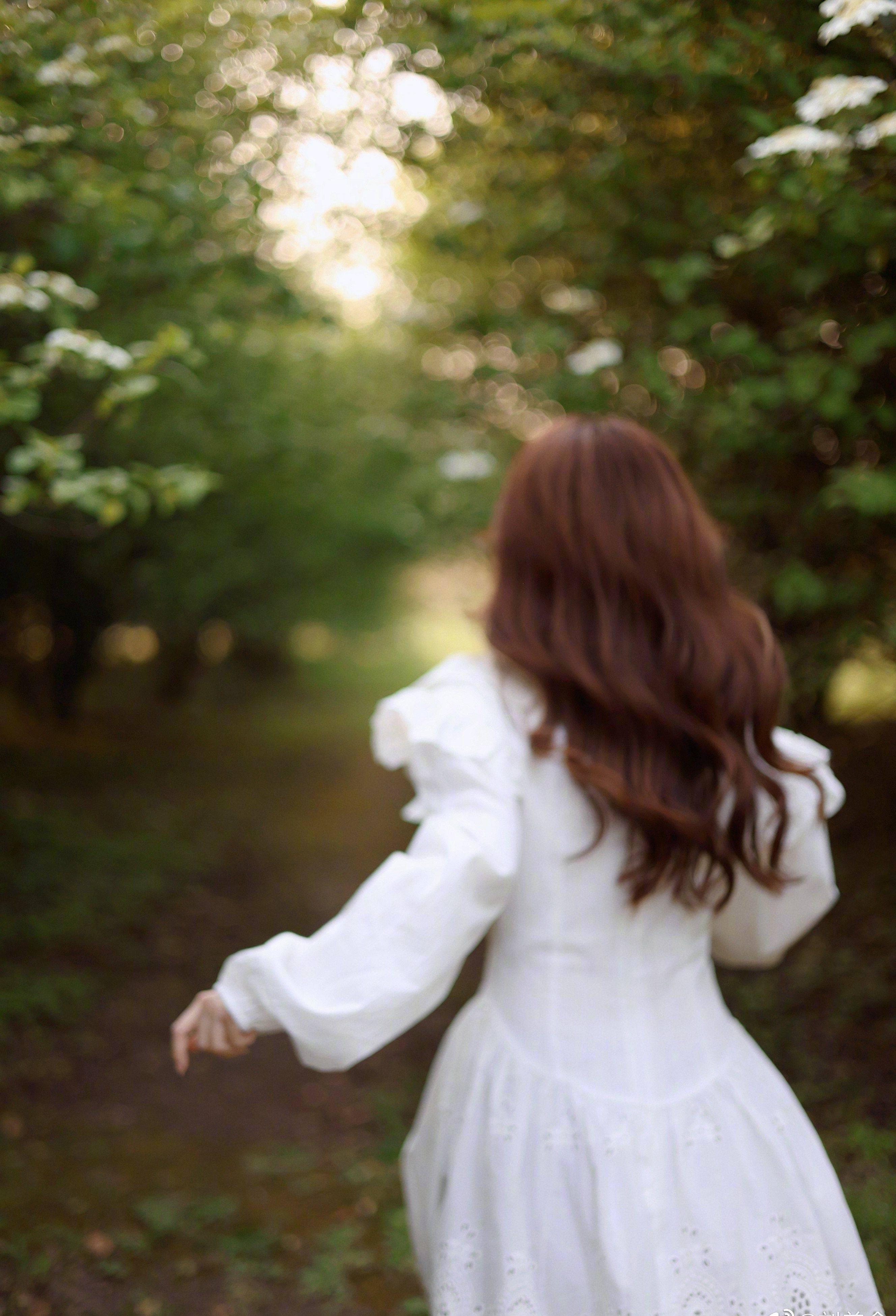 刘美含白色镂空连衣裙优雅写真_女神_大气_高跟鞋