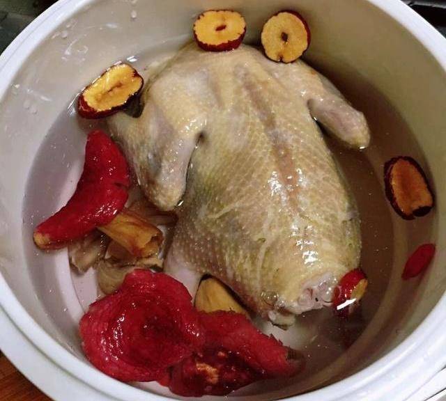 不妨吃上一锅鸽子红菇汤吧_小时_食材_步骤