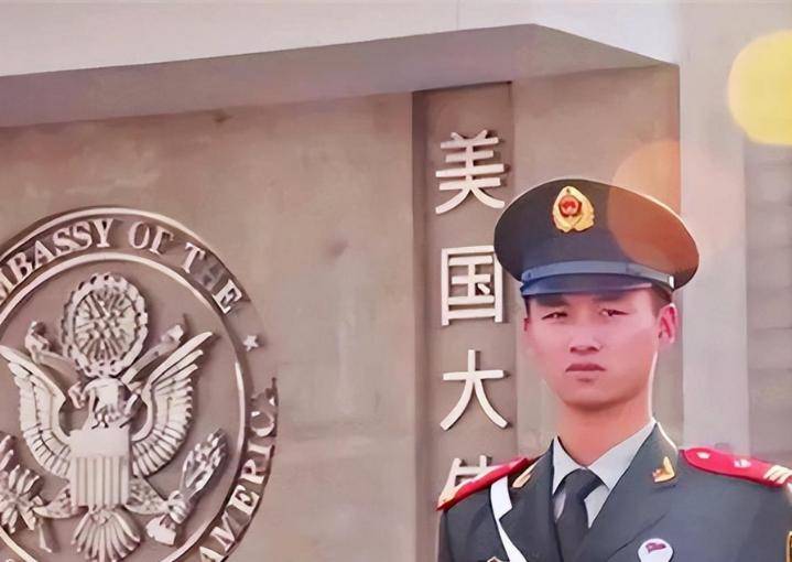 为何美国大使馆门前，是中国士兵持枪站岗？只有我们敢这么做