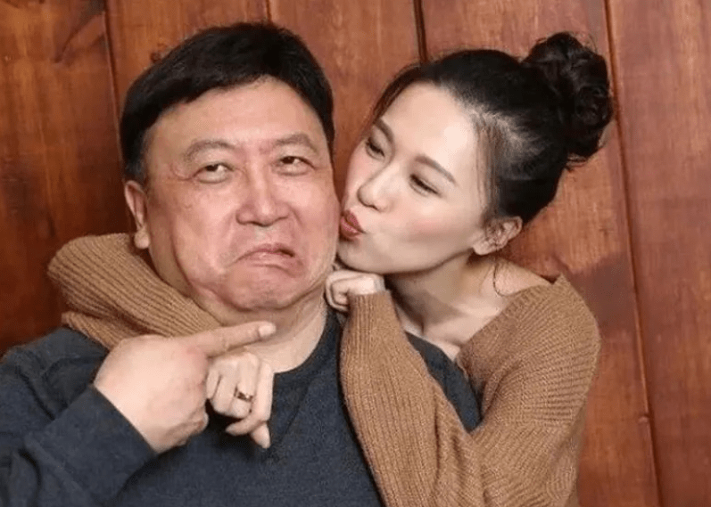王晶庆祝68岁生日,妻子老态憔悴像两代人,当着老婆面与女星亲热
