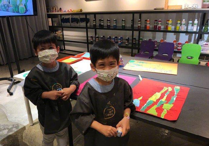 林志颖晒出的双胞胎的日常,是两小只去画画的时候拍的,凯凯和jenson画