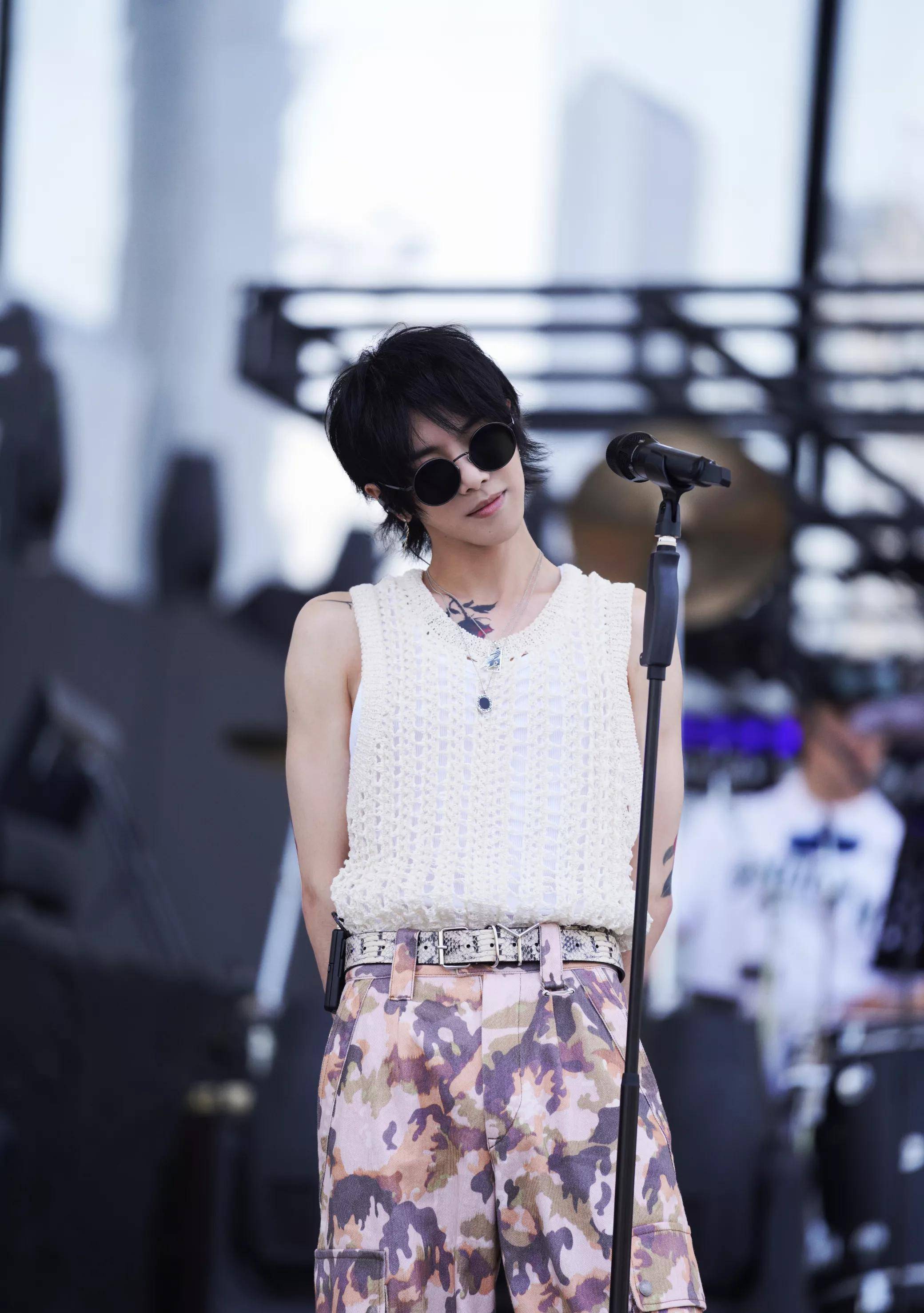 14点07分,华晨宇在呼声中及时登场,《齐天大圣》《我管你》《寻》《拆