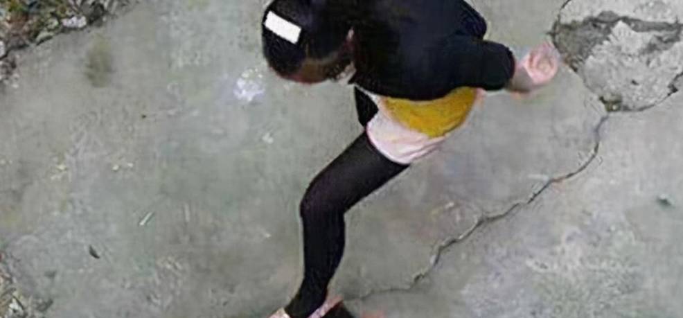 4岁女孩拉裤子,妈妈一时气愤猛踹一脚_孩子_丽丽_女儿