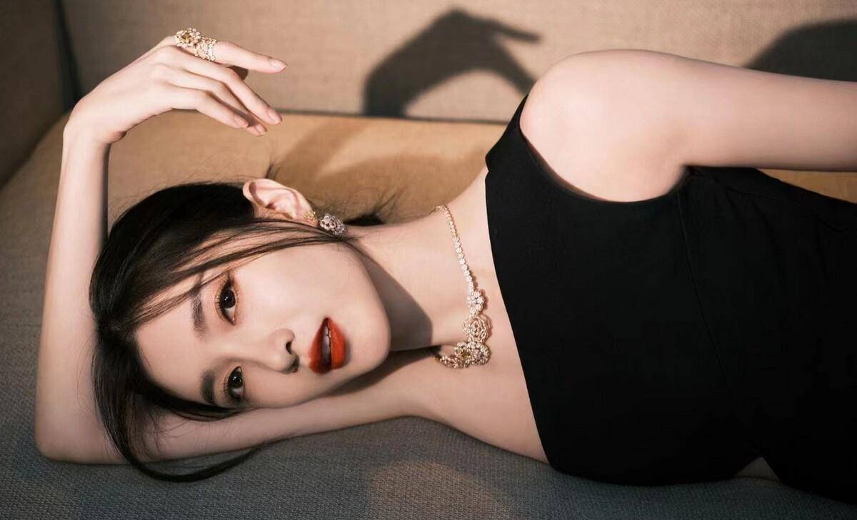 江疏影又穿"人鱼裙",保守与性感完美融合,彰显个性和时尚态度_前卫