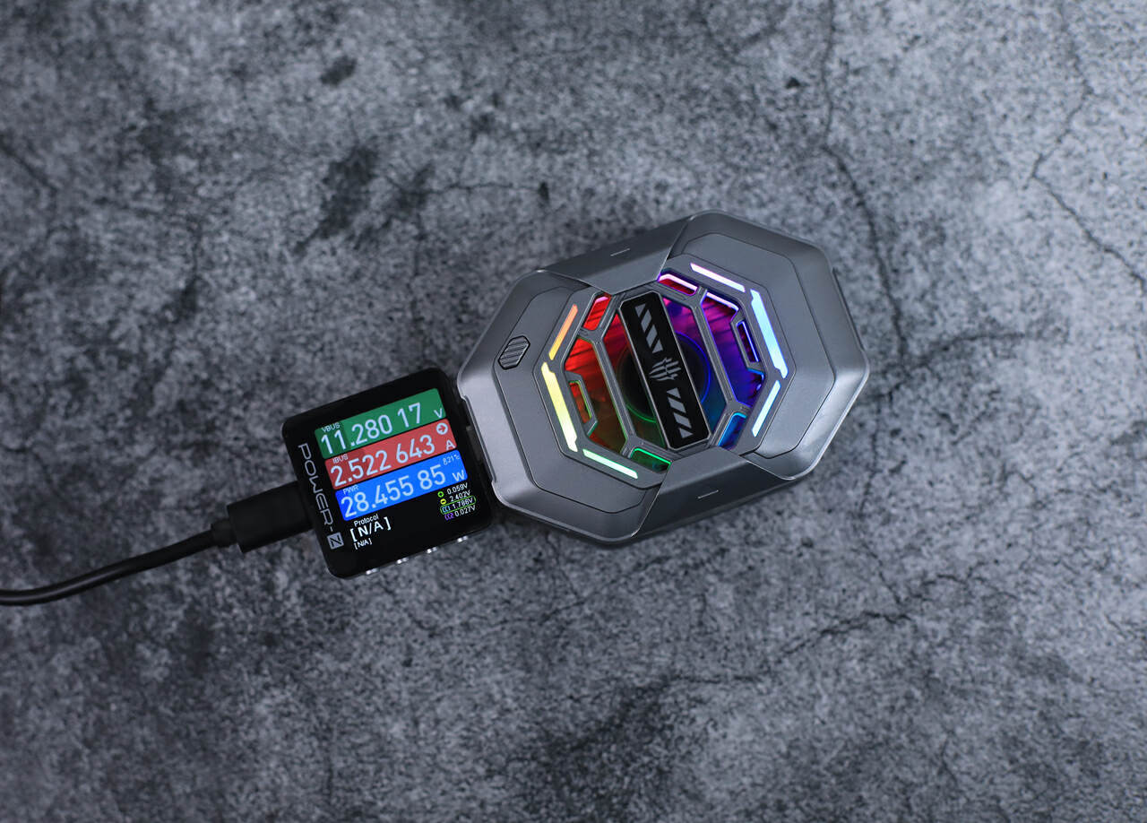 红魔散热器4Pro背夹版：夏天玩游戏手机发热掉帧？不存在！