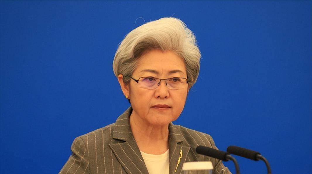 被70岁傅莹惊艳到:气质卓然尽显大国风采,复古穿搭展现东方之美_女士