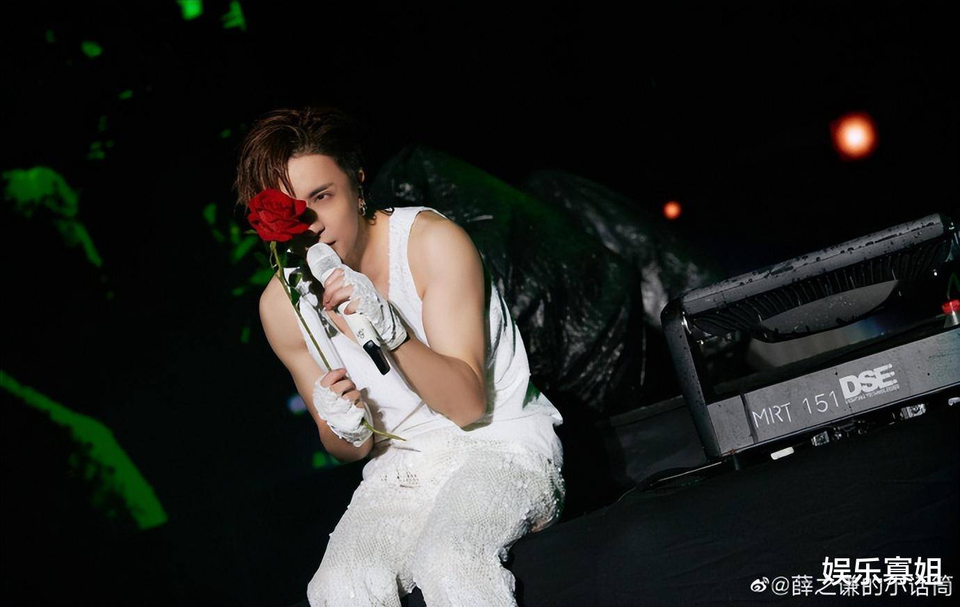 薛之谦在五一劳动节,两场演唱会三场音乐节,连夜赶场子,还都是站票