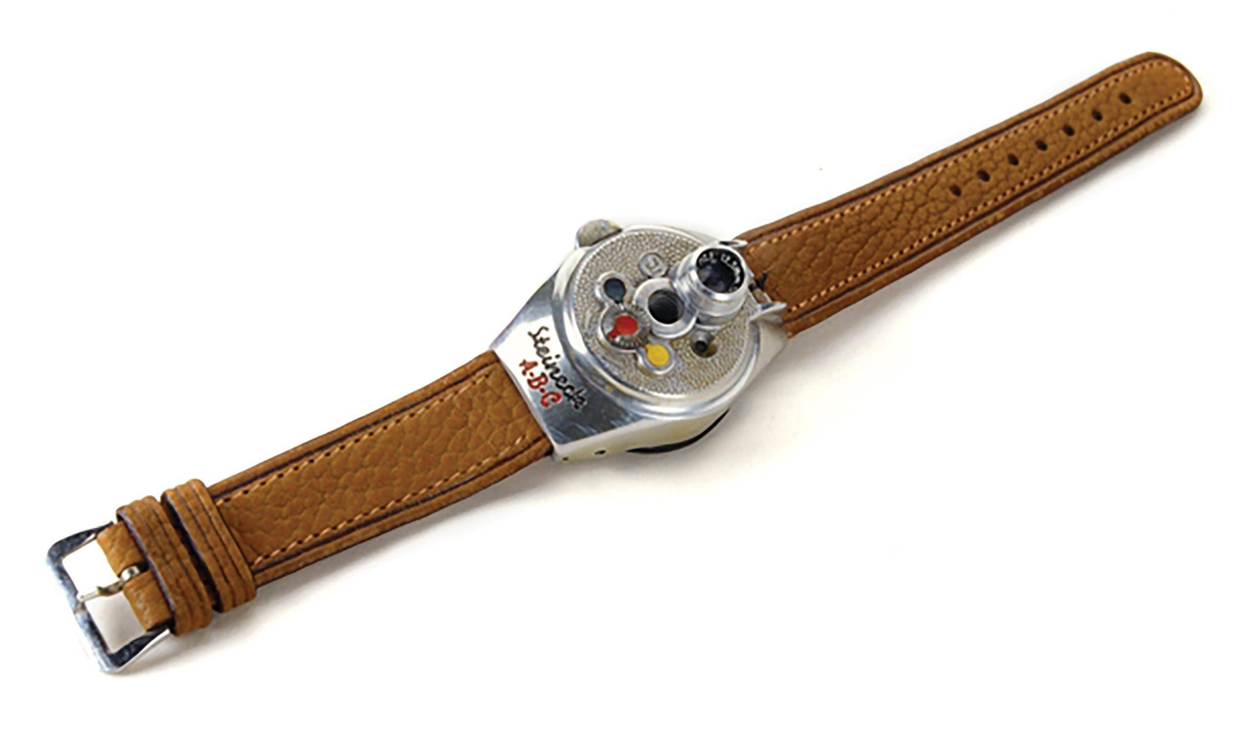 是1945年德国制造的,以当时的工艺水平来看相当超凡,它内藏袖珍照相机