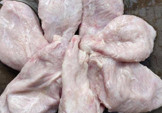 由于猪大肠本身就是储存猪粪便的地方,所以在这个部位也会有大量的