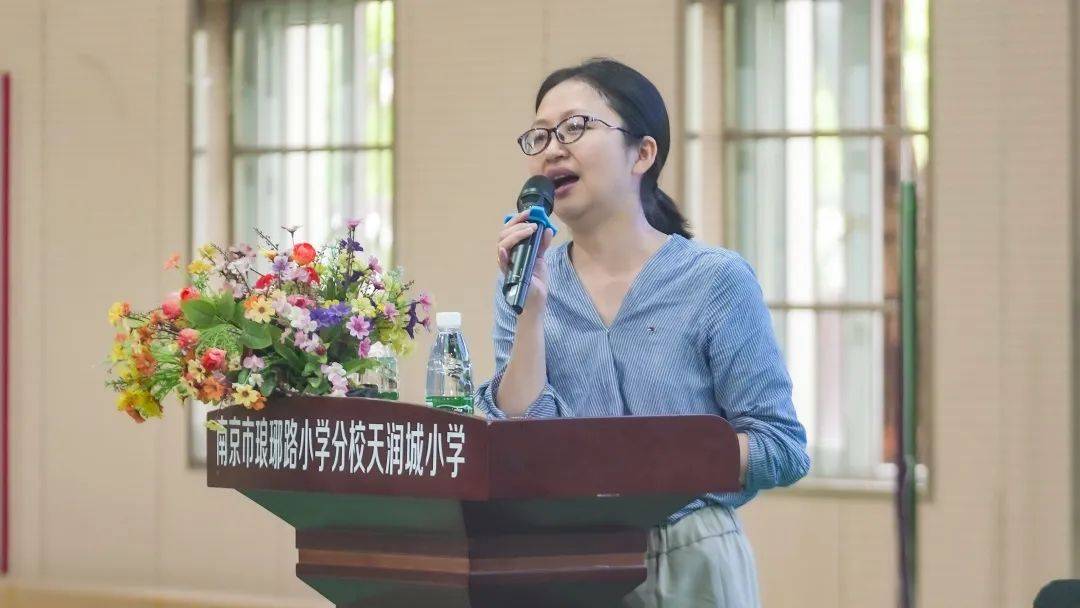 南京大学现代工程与应用科学学院教授丁璇开展了《奇妙微观世界》主题