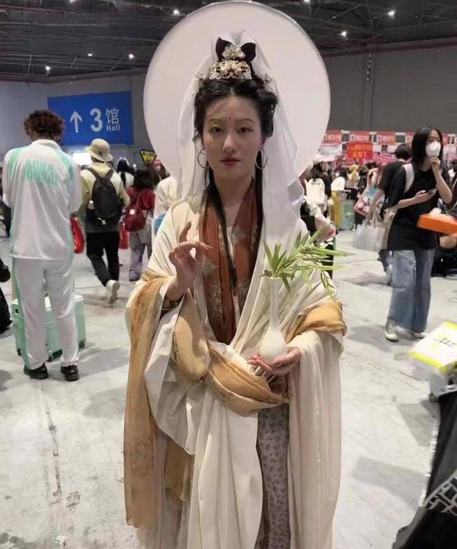 据悉有位女coser竟然cosplay起了"女菩萨",而且造型也是惟妙惟肖,不仅