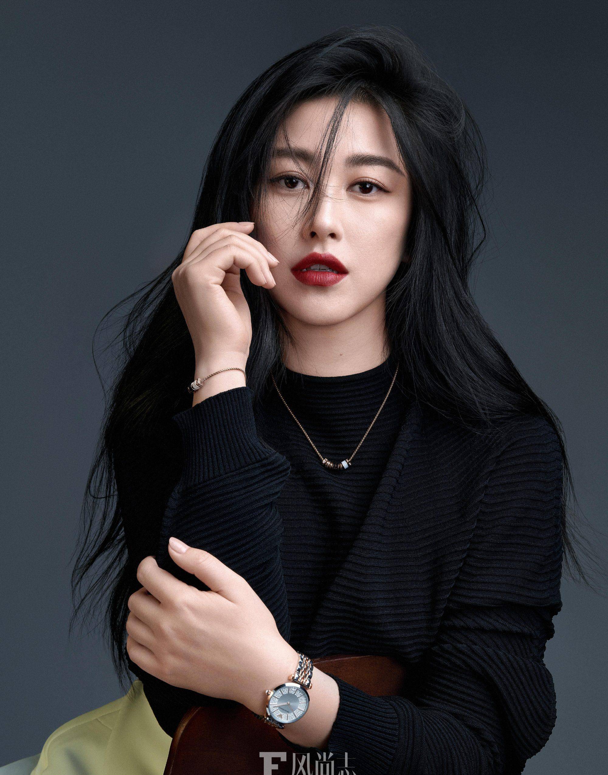 朱珠登《f风尚志》四月封面,超短热裤性感撩人,眼神无辜像白兔_时尚