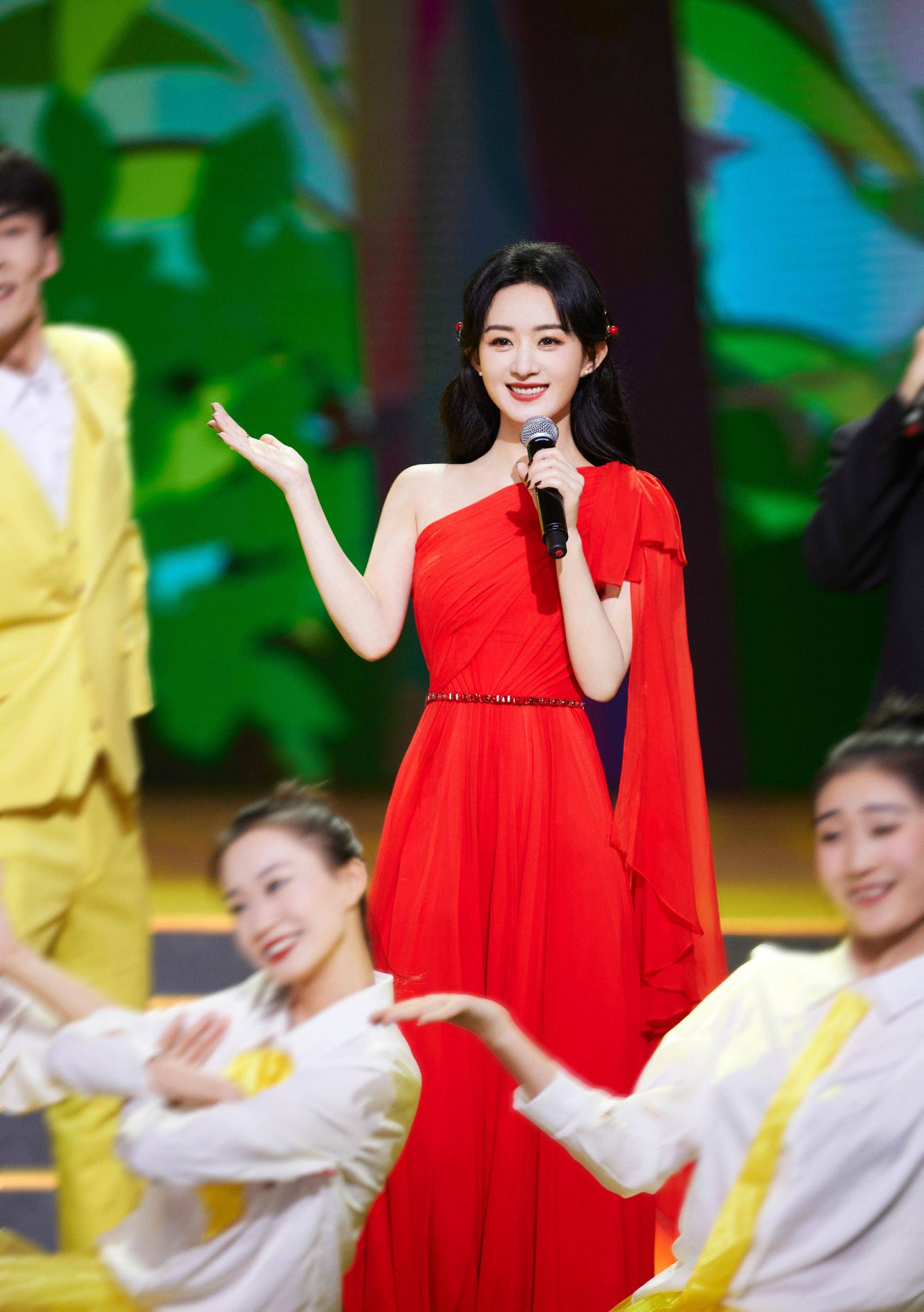 陈伟霆合作过热巴诗诗,马思纯等那么多漂亮女演员,为什么偏爱她.