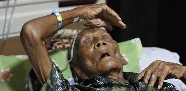 印尼老人把4任妻子和儿女全熬死,晚年最大心愿就是死_索迪米约_生活