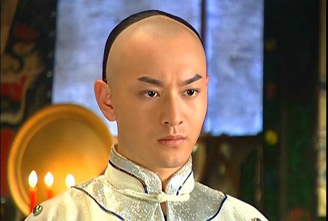 当时他被一个电视节目选中,并在《还珠格格》中成为一名团体演员