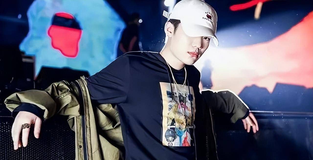 比如pgone在西安某酒吧演出时,粉丝买下了价值高达10