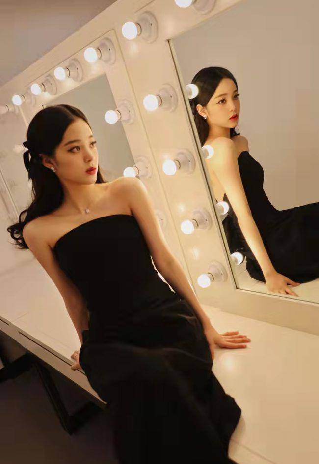 欧阳娜娜凹造型真招摇,穿露肩装站在镜子前摆拍,镜里镜外反差大_黑色