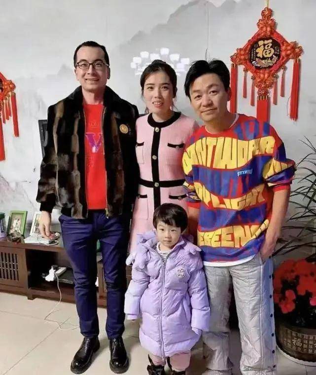 靳东和王宝强同回老家探亲,终于见识了农村小伙和商务精英的差距_衬衫