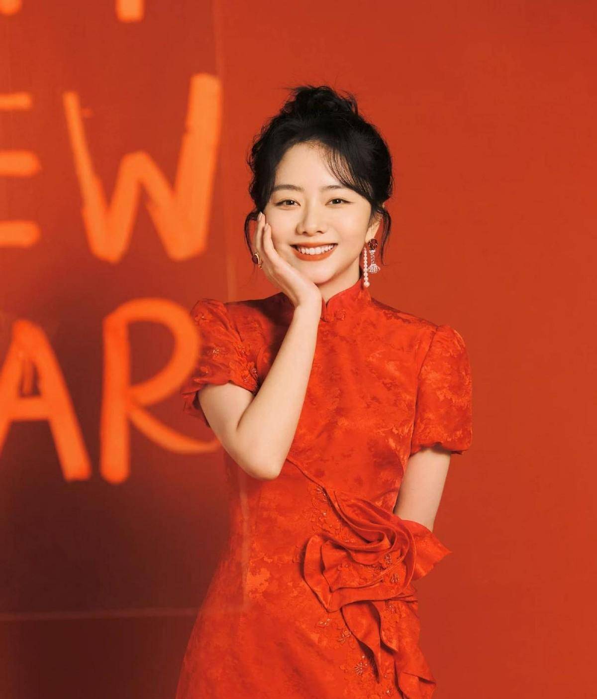 谭松韵的私服更偏向于日系风格给人一种清新的少年感短发配以淡妆身着