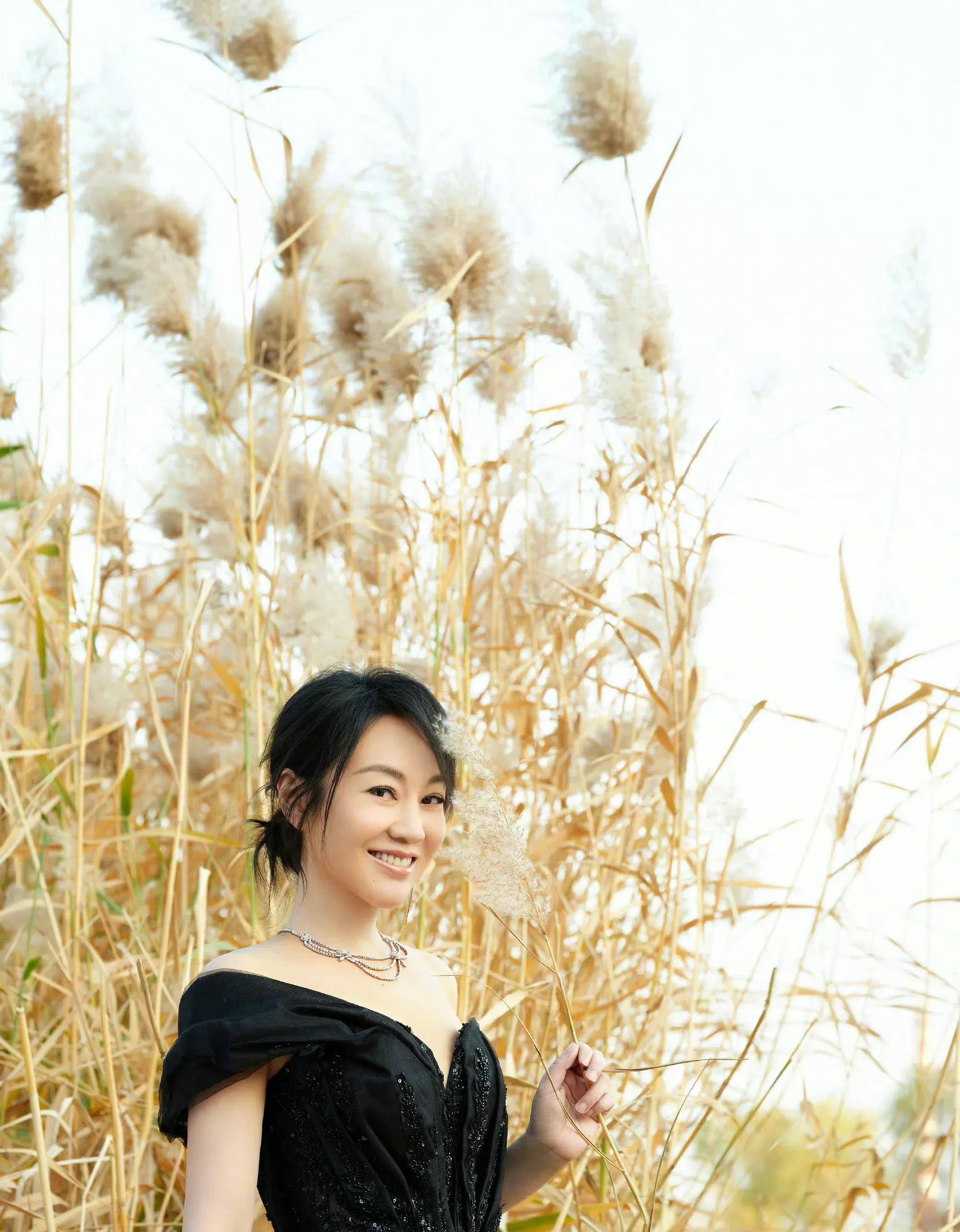 1月1日,闫妮出席第33届中国电视剧飞天奖活动造型曝光,照片中,闫妮身