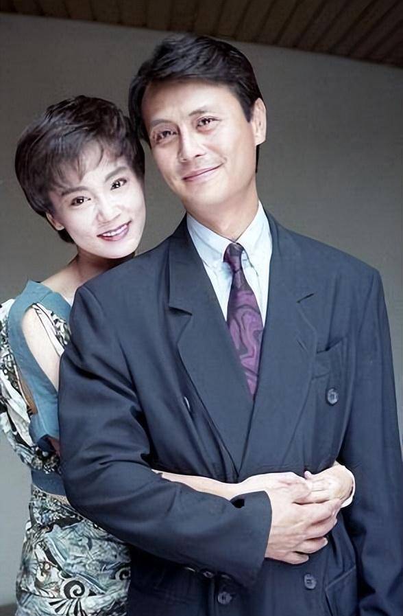 不过没过多久,刘德凯就签下了离婚协议请求原谅,这也让刘雪华悬着的心