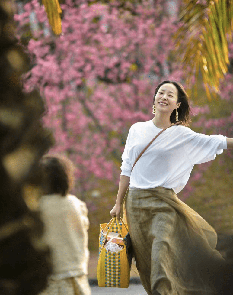 江一燕定居农村,携婆婆女儿在院子摘桑葚,住双层瓦片房超接地气_妈妈