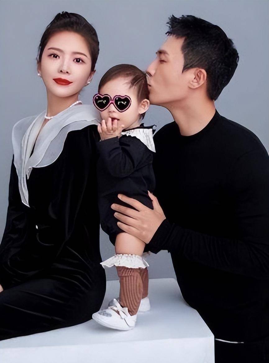 杜淳夫人休闲装低调奢华,29万包包惊艳亮相_时尚_造型_生活