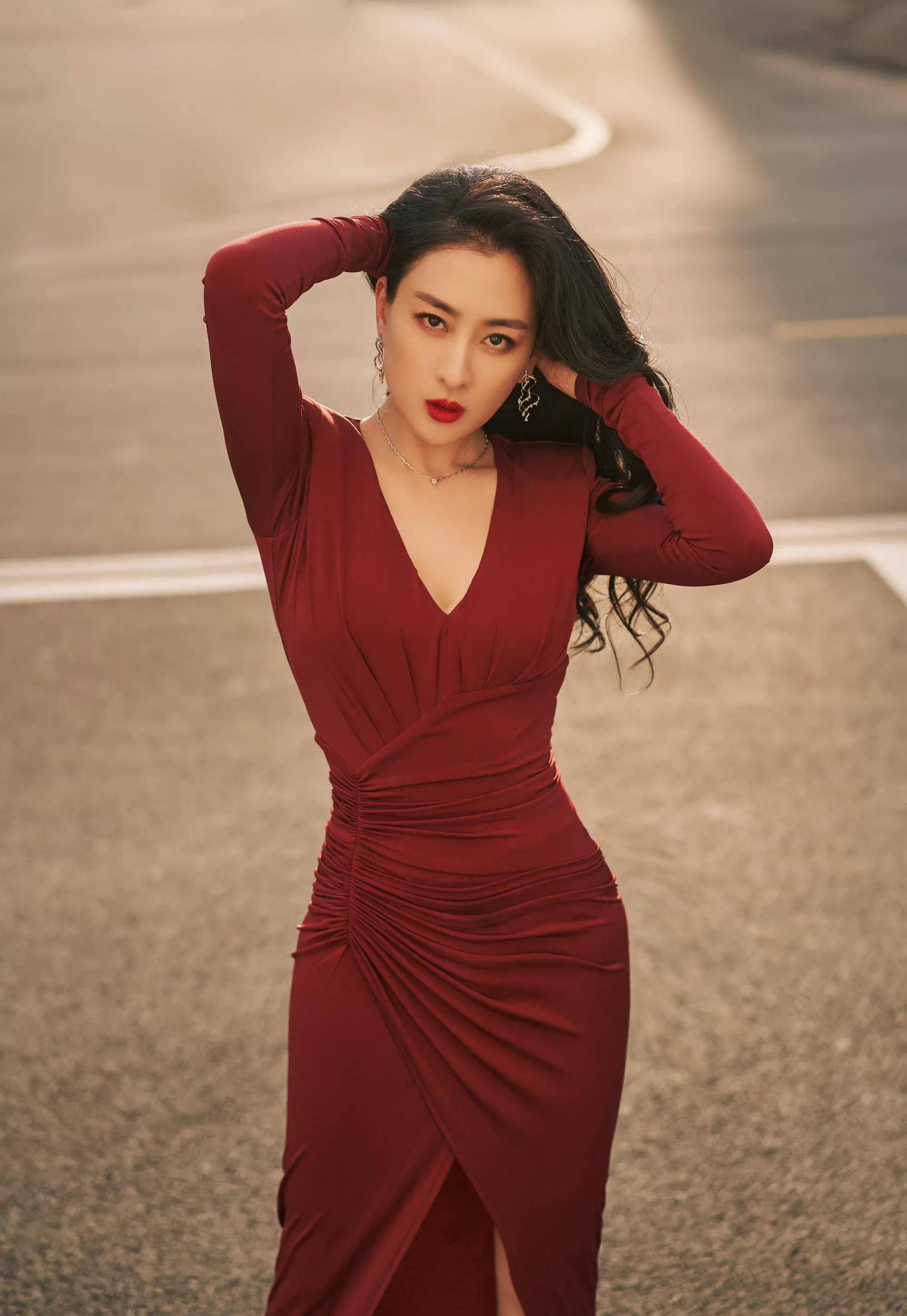 3,闫妮闫妮在《武林外传》里出演一个土气的老板娘,穿着土气,讲话土气