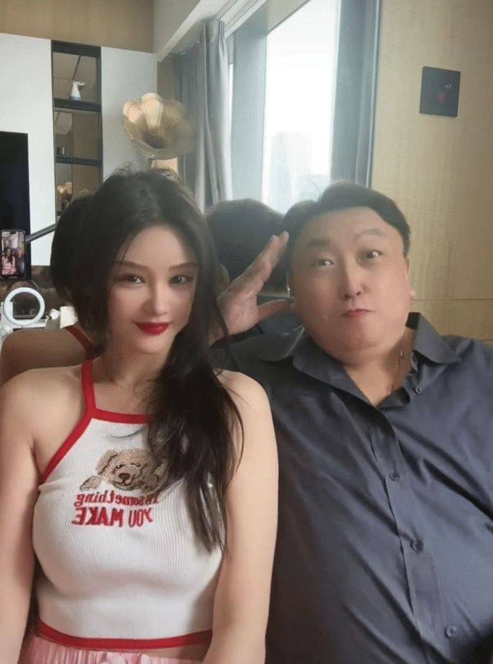 尤其是其中的"老公"这个词,让人们开始猜测王晶和邱意浓的恋情