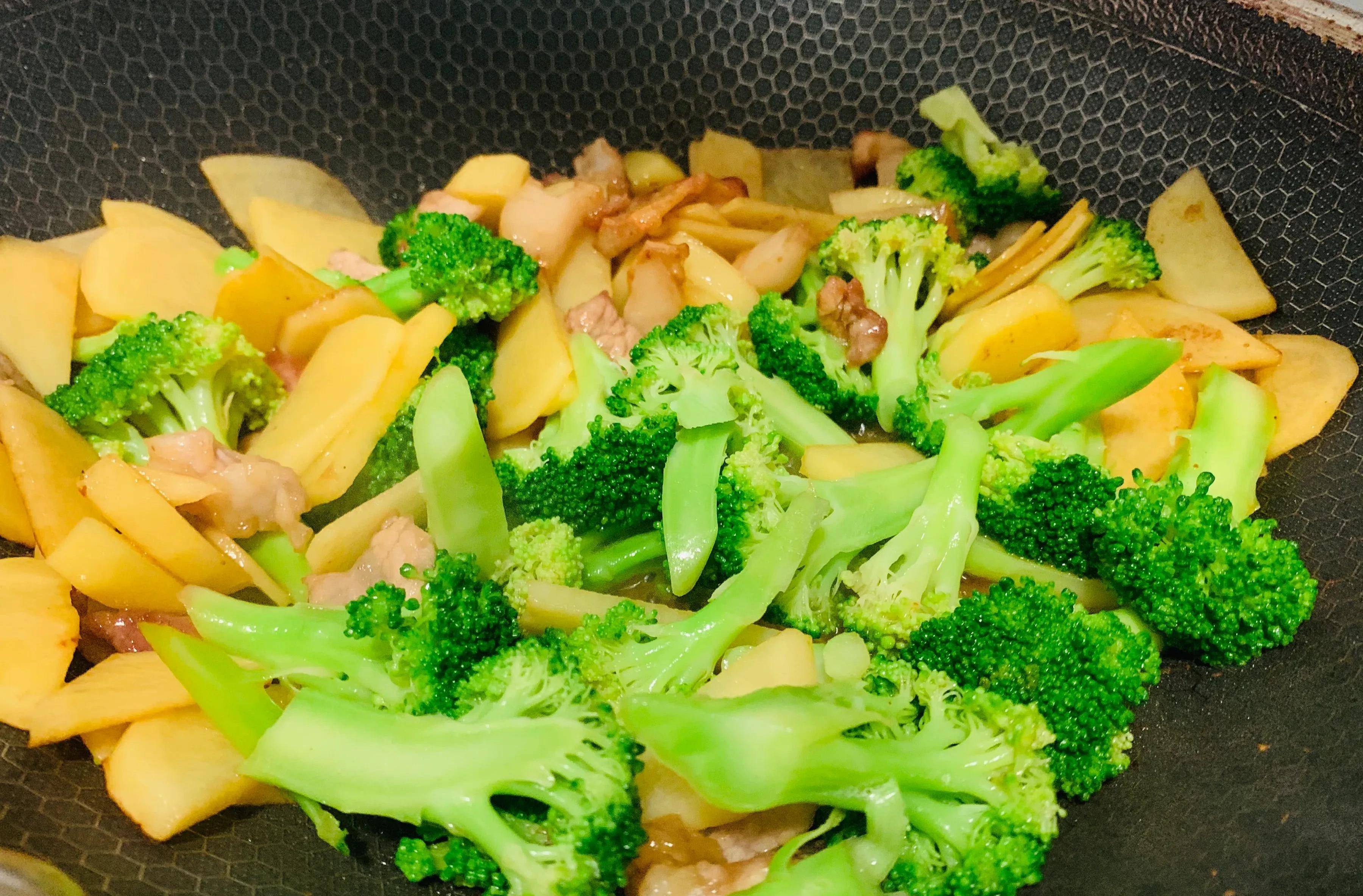 土豆炒西兰花,这样炒出来才好吃,大人小孩都爱吃_味道_饭菜_美味