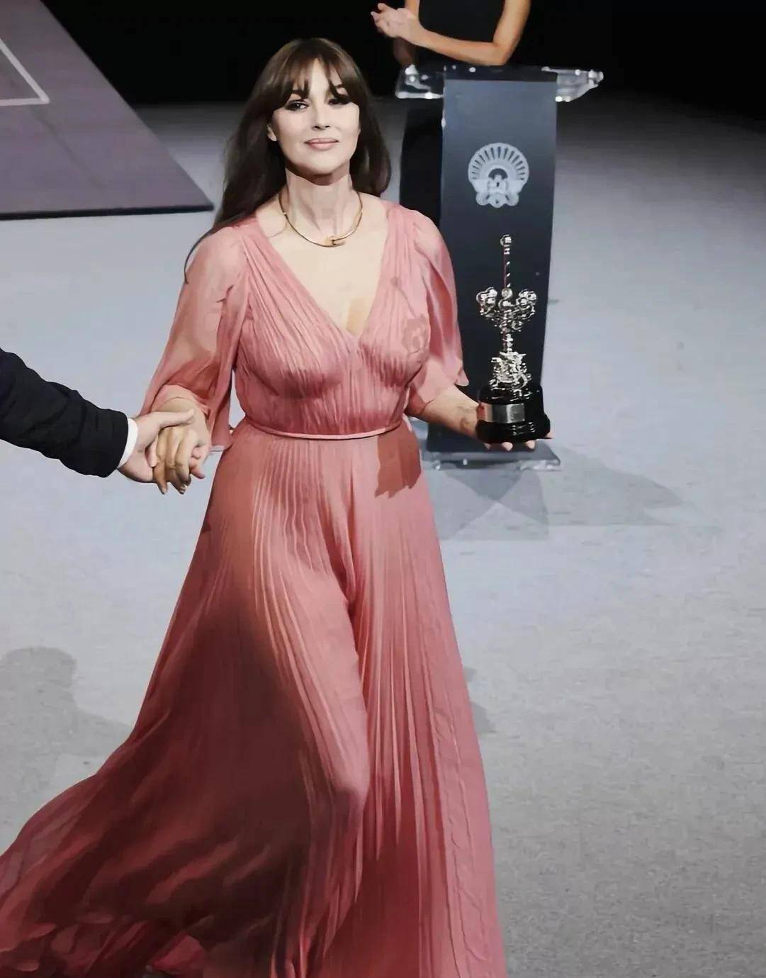 这是"地球之花"莫妮卡·贝鲁奇在1990年拍摄的个人写真_女人_苏菲玛索