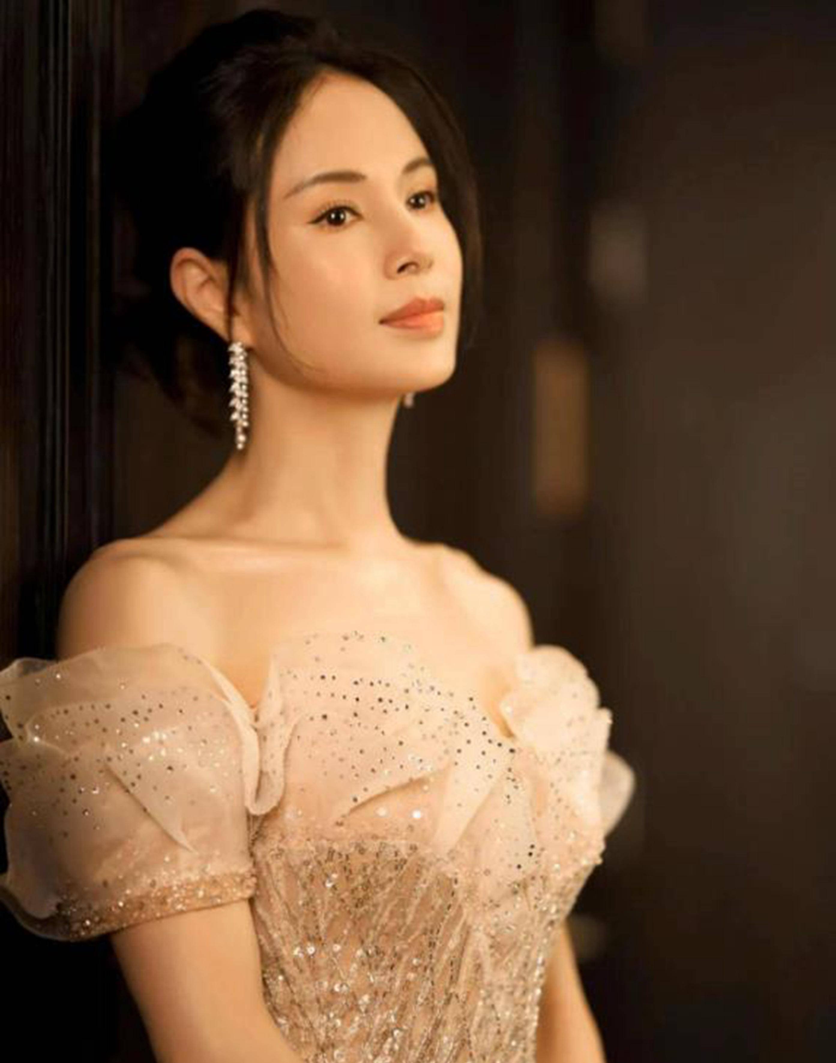 粉红色抹胸裙像少女,难以想象她已经56岁了_李若彤_经典_小龙女