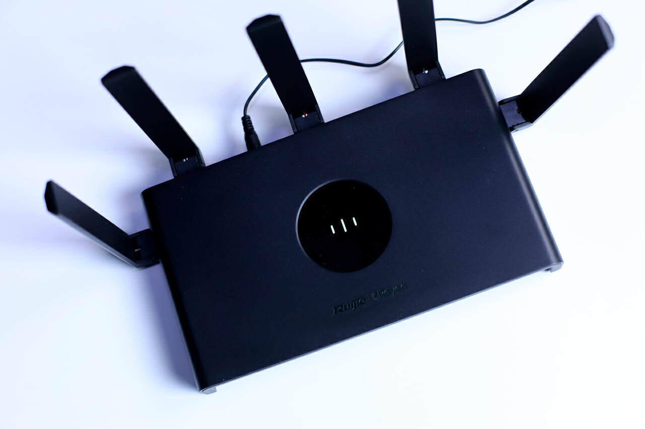 锐捷⼩钢炮路由器:黑科技加持,全屋WiFi信号满格so easy