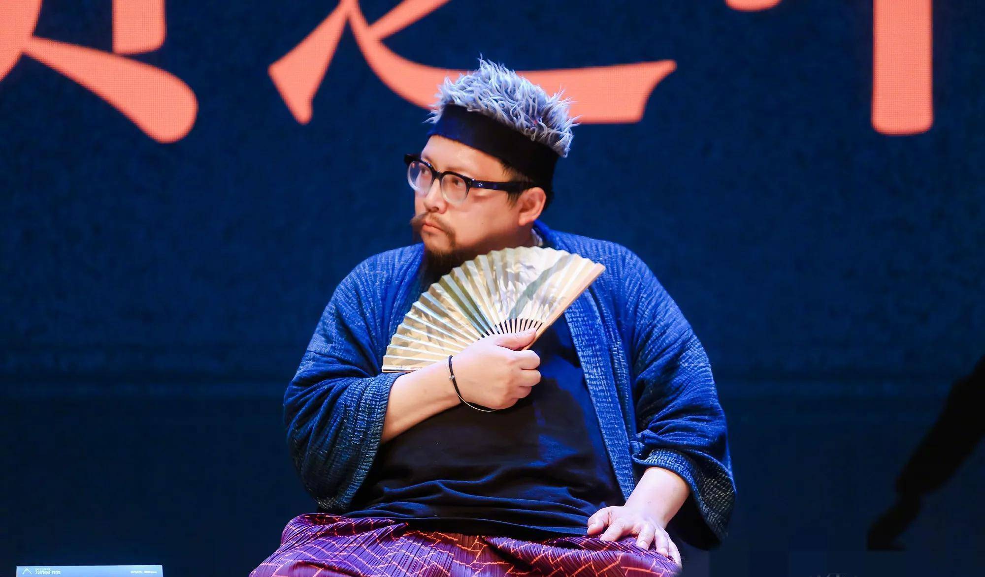 史航回应与两位女生有过亲密举动,网友评论看出问题所在_女孩_对方