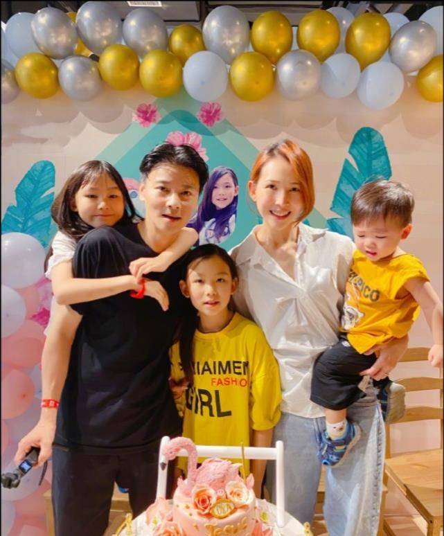 蔡少芬一家五口高清全家福超有爱,汤圆像妈妈,包子鱼蛋像爸爸_张晋