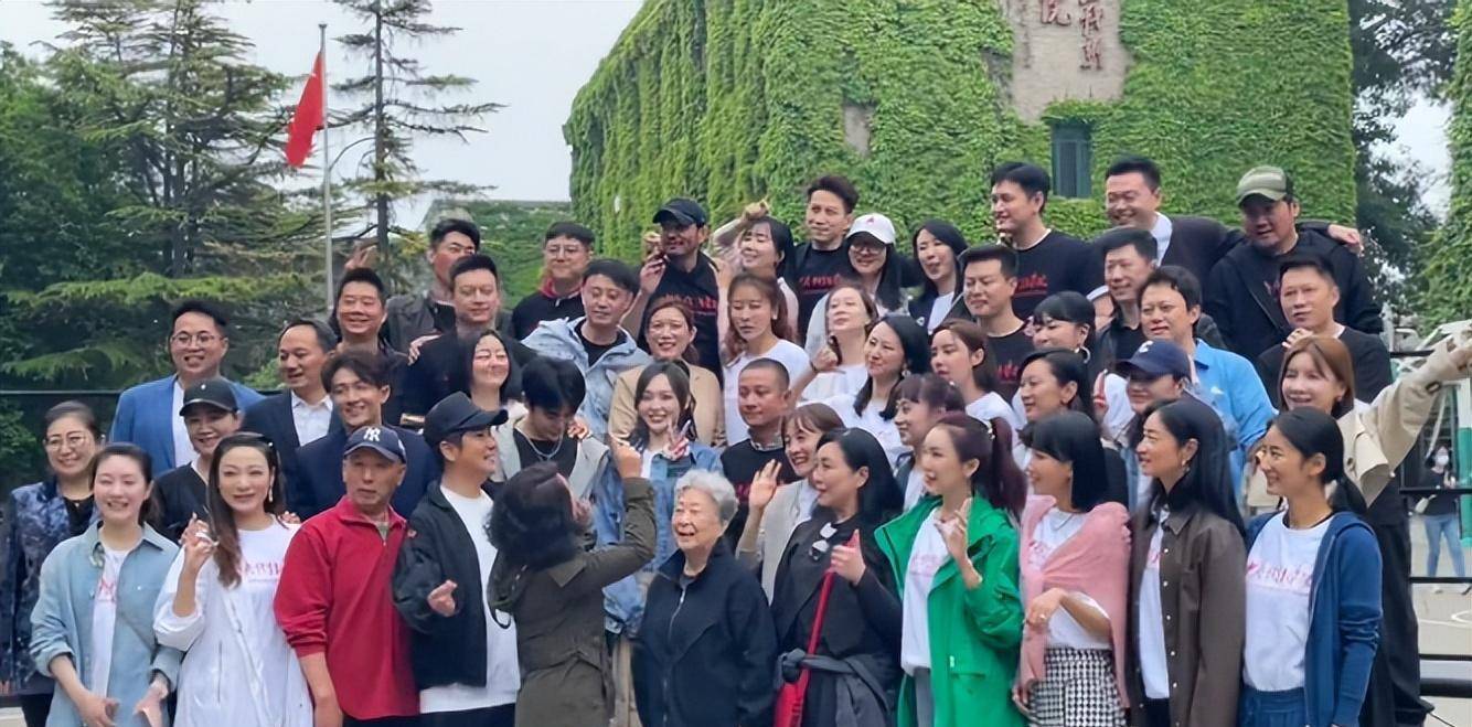 唐嫣中戏同学聚会合影轰动娱乐圈,阵容堪比章子怡的中戏96明星班_表演