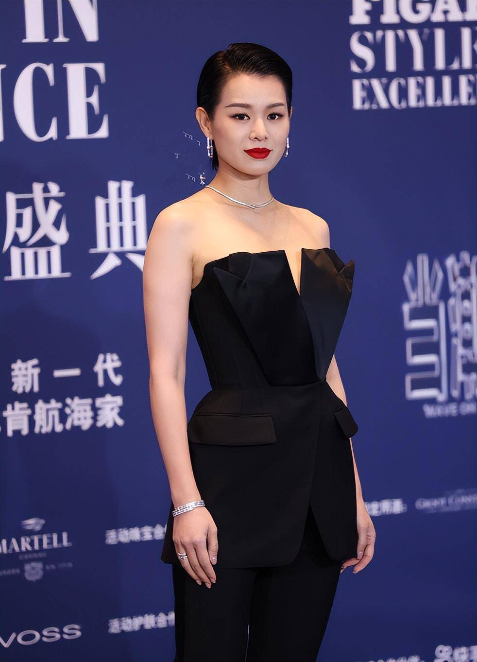 费加罗风尚盛典:江疏影像女大佬,张予曦似歌女,黄圣依一脸苦相_蒋勤勤