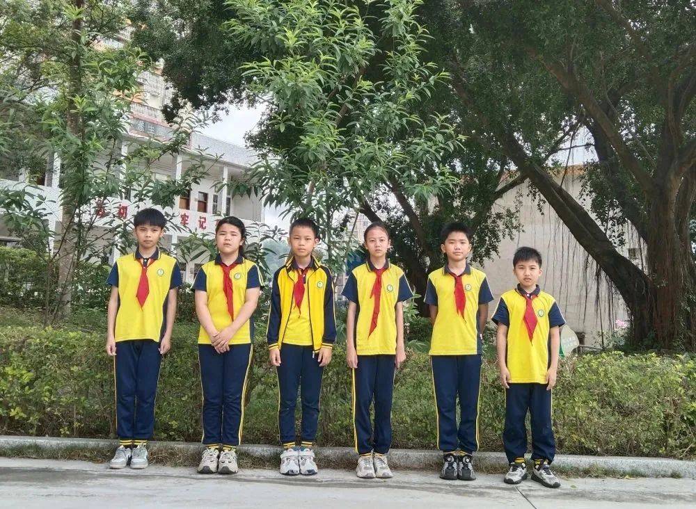 五年级(1)班(从左往右):张佳耀 钟雨萱 胡景弘 刘姿 陈炜钦 何晨霖五
